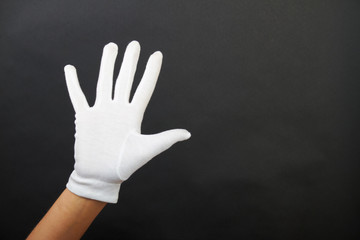 hand of a woman is showing five fingers