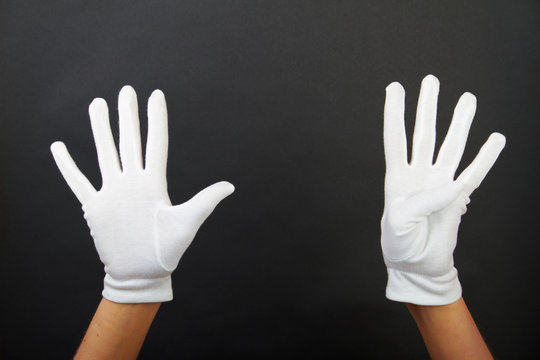 hand of a woman is showing nine fingers