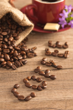 Grains of coffee on a wooden surface © Igor Sokolov