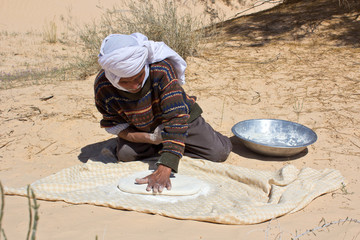 Homme préparant le pain traditionnel tunisien
