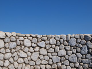 青空と石積み