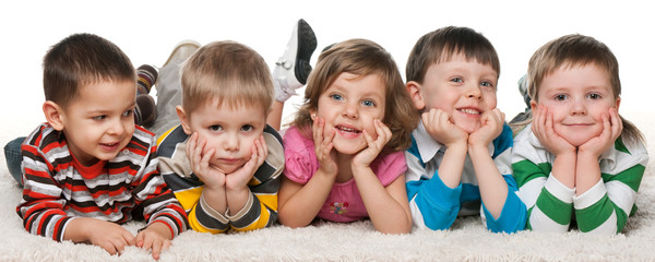 Five children lying on the carpet - 40352572