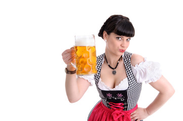 Junge Frau im Dirndl prostet mit Bierkrug