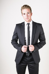 Junger Geschäftsmann im Anzug