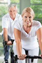 Senioren trainieren im Fitnesscenter