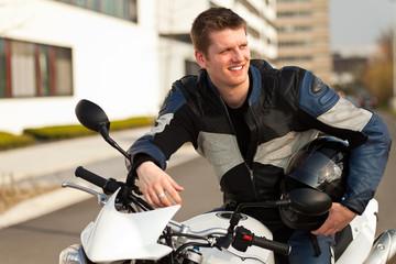 junger mann mit motorrad