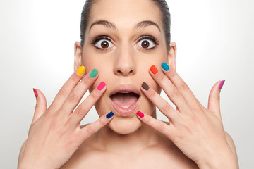 Junge Frau schaut überrascht aus