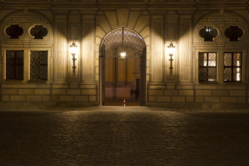 Beleuchtete Tür in der Münchner Innenstadt