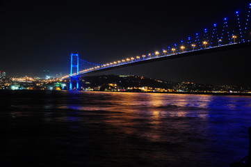 Fototapeta na wymiar Most Bosfor w nocy z włączonymi światłami w Stambule, Turcja