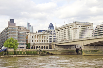 Fototapeta na wymiar London Bridge i Tamizy w Londynie, Anglia