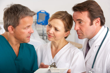 Obraz premium American medical team working on hospital ward