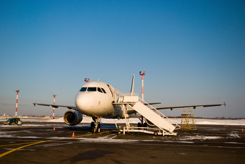 Fototapeta na wymiar Samolot Air zaparkowane na lotnisku