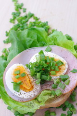 Śniadanie jajko szczypiorek sałata