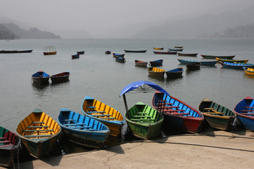 Fototapeta premium Des barques sur le lac Phewa à Pokhara