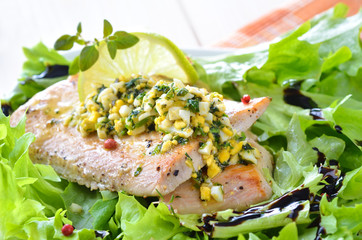Wildlachs auf Blattsalat © kab-vision
