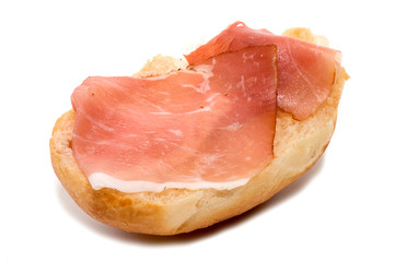 Belegtes Brötchen mit rohem Schweineschinken