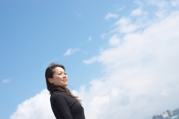 女性と青空