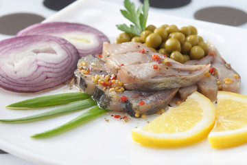 Сельдь с зеленым горошком.