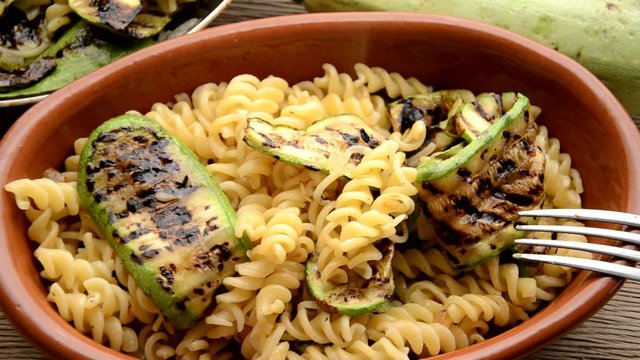 Fusilli e zucchine grigliate Fusilli with grilled zucchinis