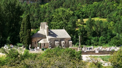 Fototapeta na wymiar France, small Romanesque church and its cemetery in the mountain