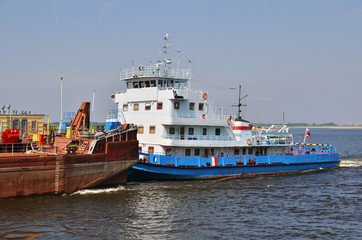 Fototapeta premium tow boat with a barge