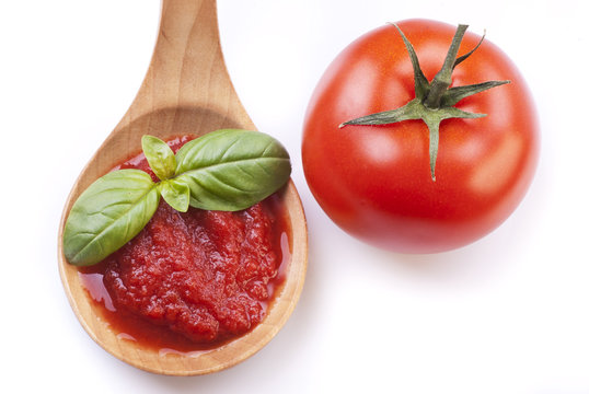mestolo con salsa di pomodoro