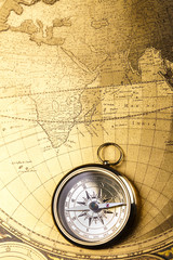 Fototapeta na wymiar Kompas na starej mapie