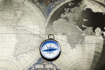 Fototapeta na wymiar Compass na starym tle mapy