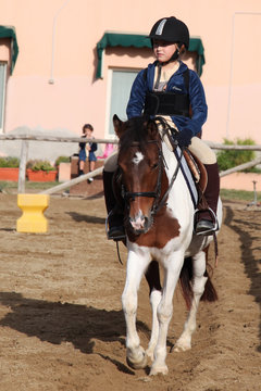 bambina a lezione di equitazione