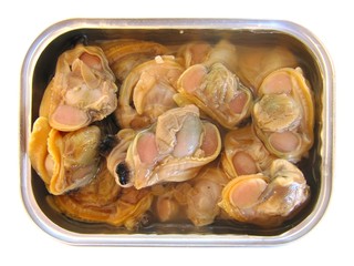 Lata de almejas, can of clams.
