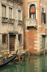 Fototapeta na wymiar Venetian architecture along the canal and a gondola