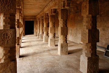 Fototapeta na wymiar Säulenhalle im Airavatesvara-Tempel, Darasuram, Südindien