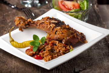 gegrillter Hühnerschenkel auf Reis mit Pepperoni