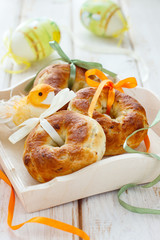 Onion and oregano buns for Easter