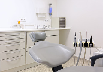 Zahnarztstuhl mit typischen Geräten