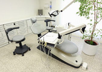 Zahnarztstuhl mit Pflanze in moderner Praxis