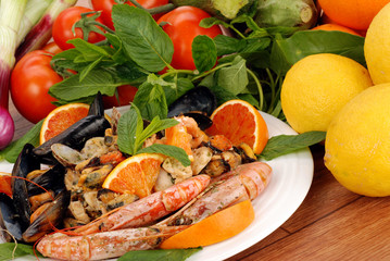 AGRUMI E POMODORO CON MOLLUSCHI E CROSTACEI