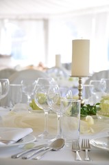 Feierlich gedeckter Hochzeitstisch