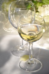 Weissweinglas auf einem festlich gedeckten Tisch