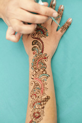 Drawing henna