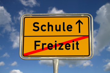 Deutsches Ortsschild Freizeit Schule