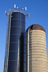 Cell antennas mounted on the top of the silo