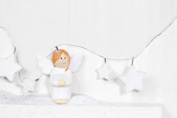 Weiße Weihnachtskarte mit Engel