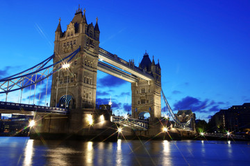 Fototapeta na wymiar Wieczór Tower Bridge, Londyn, UK