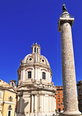 Obraz premium Roma, Colonna Traiana e chiesa SS Nome di Maria