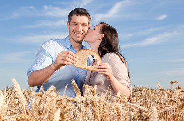 paar im feld mit brot