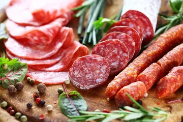 Fotobehang Italiaanse ham en salami met kruiden © Brebca