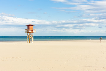 Fototapeta na wymiar Kabina ratownik na plaży w Narbonne, Langwedocja-Roussi