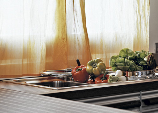 dettaglio del lavello in cucina con verdure fresche