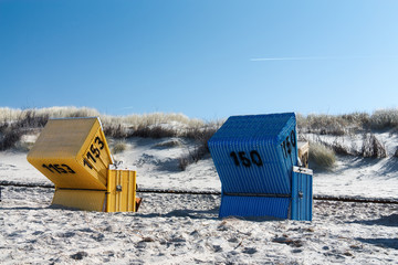 Blauer und gelber Strandkorb - 40445768